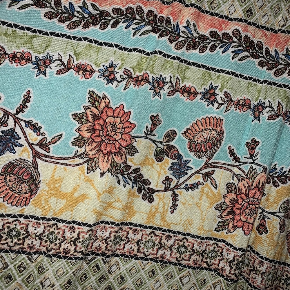 Plus Size Spring Print Tunic - Picture 4 of 6